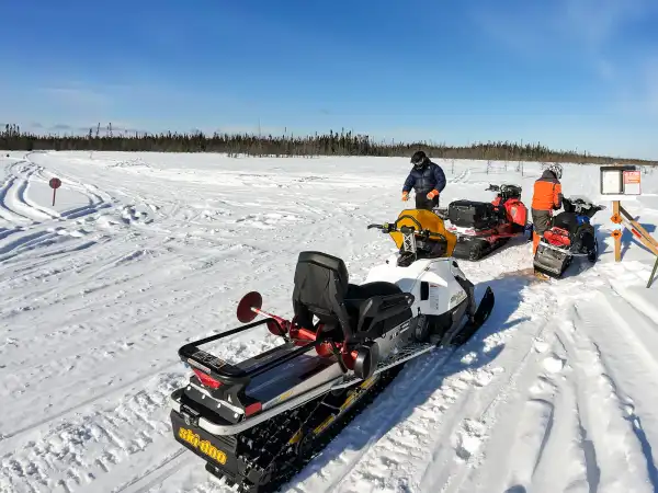 Séjour hivernal en Saskatchewan : motoneige, pêche sur glace et lodge au Nord